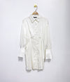 Witte blousejurk met satijnachtige uitstraling, zacht en kreukvrij, elegant en tijdloos voor elke gelegenheid.