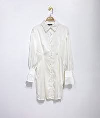 Witte blousejurk met satijnachtige uitstraling, zacht en kreukvrij, elegant en tijdloos voor elke gelegenheid.