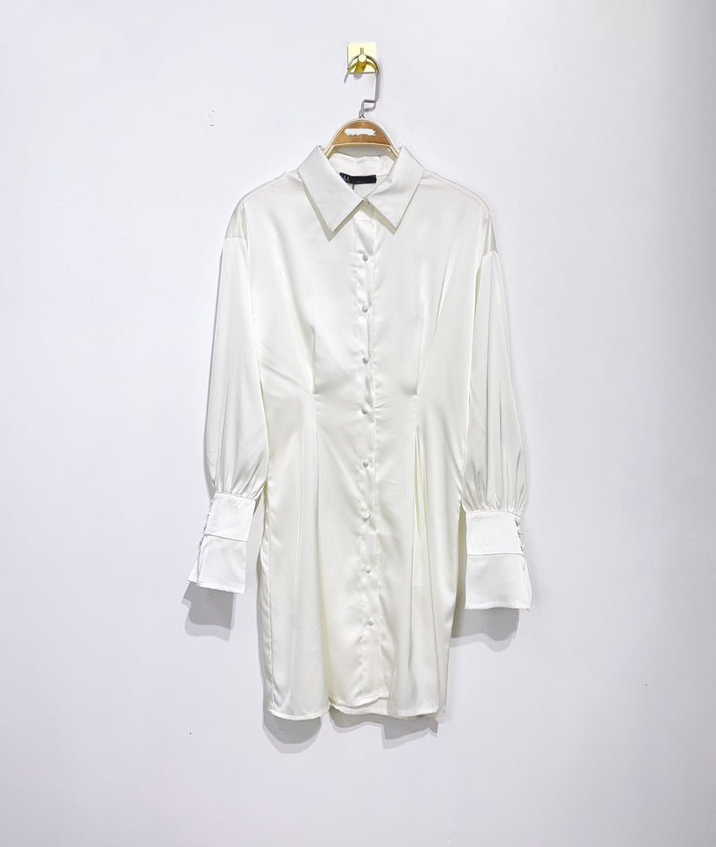 Witte blousejurk met satijnachtige uitstraling, zacht en kreukvrij, elegant en tijdloos voor elke gelegenheid.