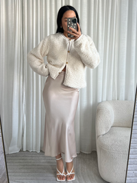 Witte jas met gouden knoppen – elegante en verfijnde look