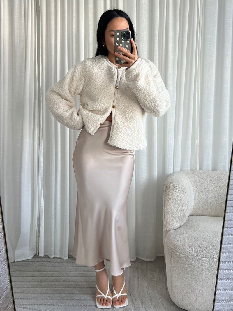 Witte jas met gouden knoppen – elegante en verfijnde look
