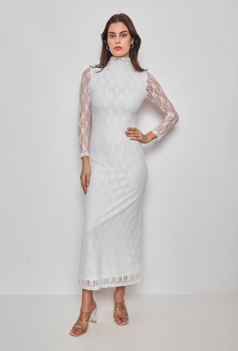Witte kanten maxi-jurk met voering, lange elegante pasvorm en subtiel doorzichtige mouwen, perfect voor speciale gelegenheden.