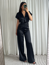 Zwarte jumpsuit – luxe gevoel met satijnachtige textuur