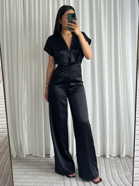 Zwarte jumpsuit – luxe gevoel met satijnachtige textuur