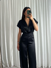 Satijnachtig aanvoelende zwarte jumpsuit – elegant en comfortabel