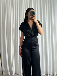 Satijnachtig aanvoelende zwarte jumpsuit – elegant en comfortabel
