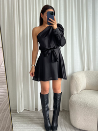 Zwarte One Shoulder Satijnen Jurk – Elegante damesjurk met luxe satijnlook