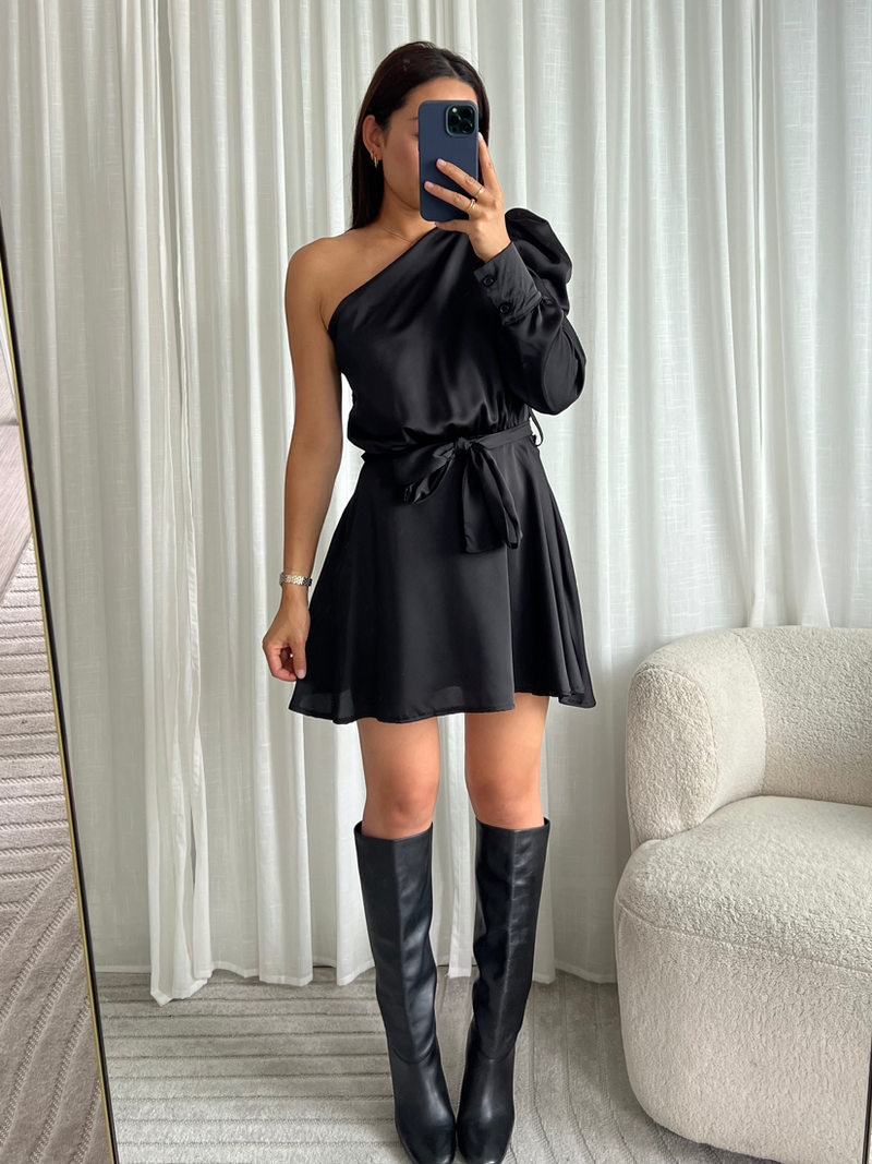 Zwarte One Shoulder Satijnen Jurk – Elegante damesjurk met luxe satijnlook