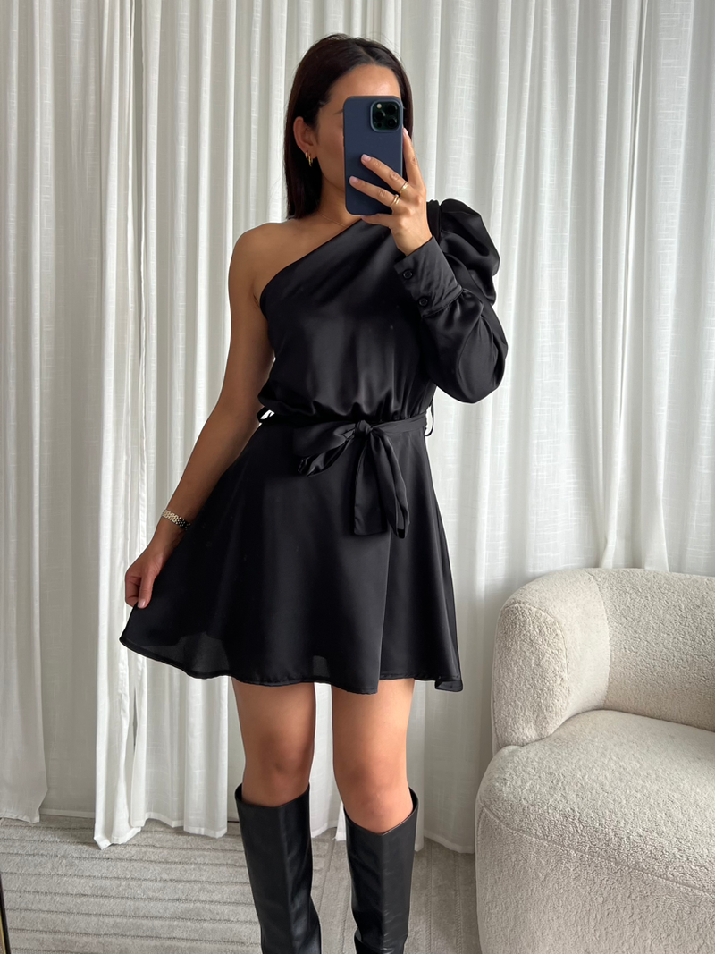 Chique en stijlvolle zwarte avondjurk – One Shoulder design in satijnstijl