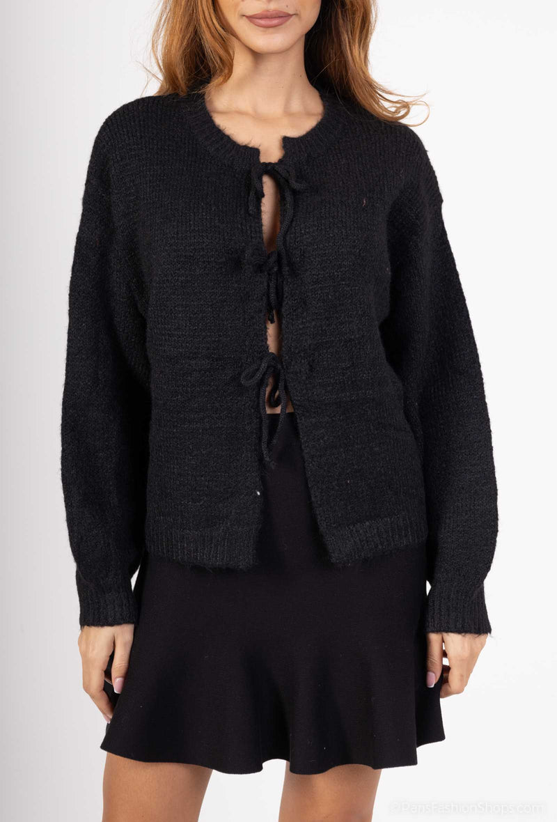 Elegante zwarte gebreide trui met strik aan de voorkant, gemaakt van zachte en warme stof, ideaal voor casual en chique outfits.